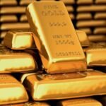 صورة لسبائك ذهبية وعملات معدنية ترمز لارتفاع أسعار الذهب في السوق السعودي.