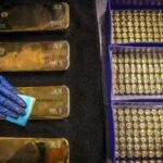 الذهب يسجل أسوأ أداء شهري منذ 17 عاماً وسط تراجع آمال خفض الفائدة 8 صورة لسبائك ذهب أو رسوم بيانية تظهر تراجع أسعار الذهب