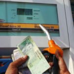 مضخة وقود في محطة خدمة بالمغرب تعكس ارتفاع الأسعار