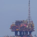 صورة جوية لمضيق هرمز، ممر مائي حيوي لشحن النفط، مع سفن شحن تمر عبره.