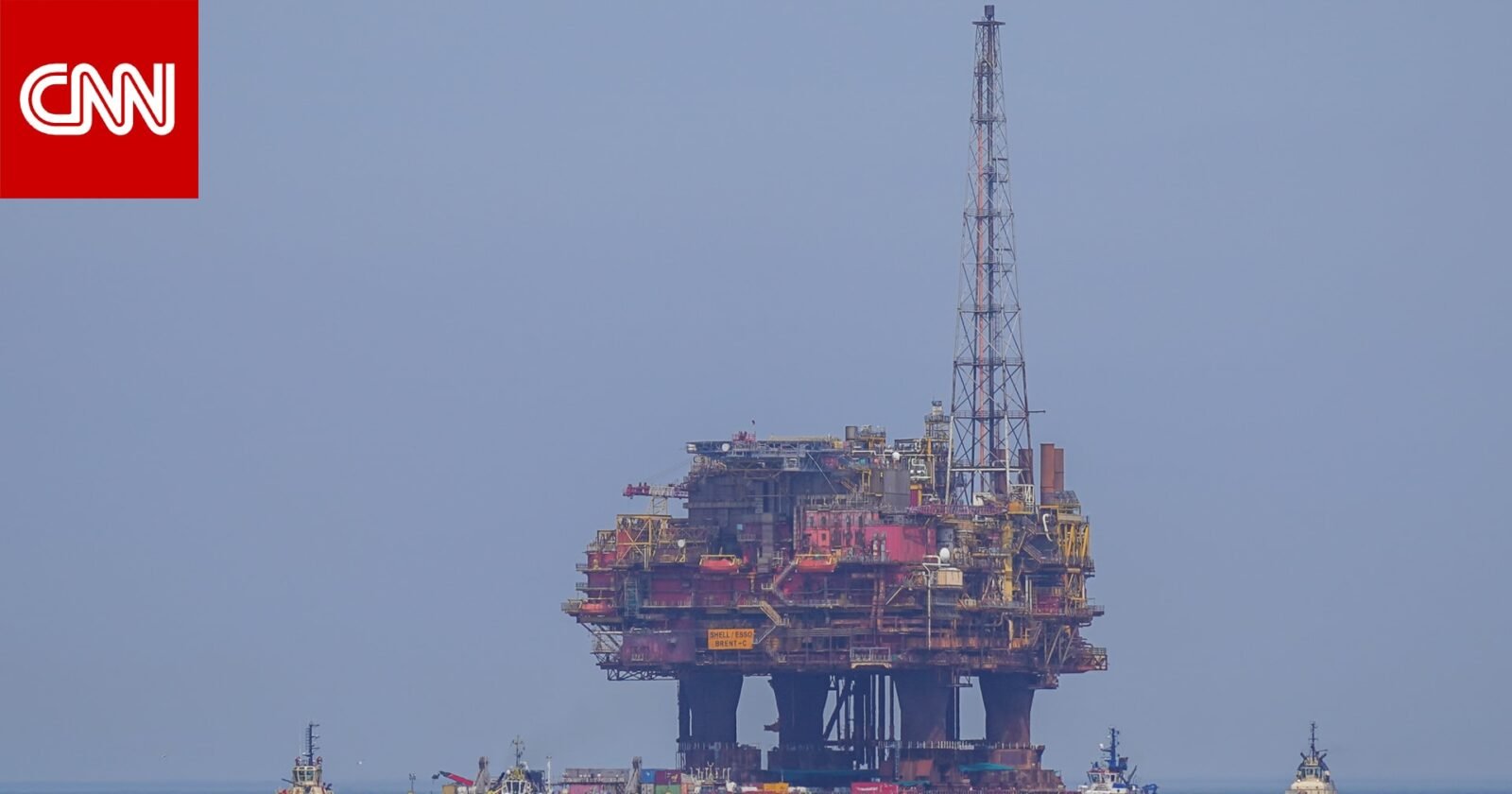 صورة جوية لمضيق هرمز، ممر مائي حيوي لشحن النفط، مع سفن شحن تمر عبره.