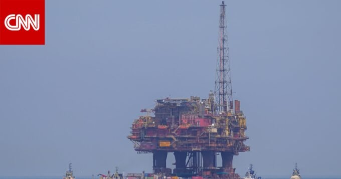 تصاعد التوترات في مضيق هرمز يدفع أسعار النفط للارتفاع 6 صورة جوية لمضيق هرمز، ممر مائي حيوي لشحن النفط، مع سفن شحن تمر عبره.