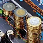 صورة توضيحية لعملات عالمية مختلفة مع شعار بنك المغرب، تعكس أسعار الصرف اليومية.