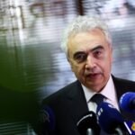 صورة للمدير التنفيذي لوكالة الطاقة الدولية فاتح بيرول يتحدث في مؤتمر صحفي حول أسواق النفط العالمية.