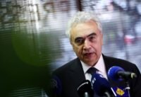 صورة للمدير التنفيذي لوكالة الطاقة الدولية فاتح بيرول يتحدث في مؤتمر صحفي حول أسواق النفط العالمية.
