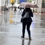 صورة توضيحية لأمطار رعدية غزيرة وبرد يتساقط على منطقة جبلية في المغرب، تعكس النشرة الإنذارية للأرصاد الجوية.