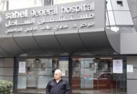 فرق الصليب الأحمر اللبناني تقوم بإخلاء المرضى من أحد مستشفيات الضاحية الجنوبية في بيروت