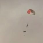 حادث جوي في الكويت: إسقاط ثلاث مقاتلات أمريكية "عن طريق الخطأ" وسط تصاعد التوترات الإقليمية 4 صورة لمقاتلة أمريكية من طراز F-15E تتصاعد منها النيران والدخان بعد إسقاطها فوق الكويت، مع ظهور طيارين يقفزان بالمظلات.