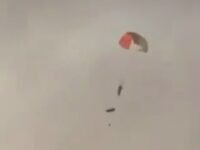 صورة لمقاتلة أمريكية من طراز F-15E تتصاعد منها النيران والدخان بعد إسقاطها فوق الكويت، مع ظهور طيارين يقفزان بالمظلات.