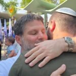 وزير المالية الإسرائيلي بتسلئيل سموتريتش وابنه