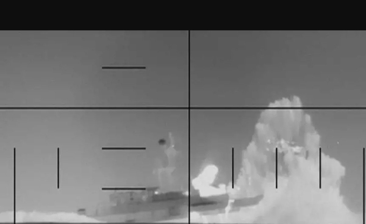 صورة لفرقاطة إيرانية أو غواصة أمريكية في المحيط الهندي