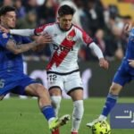 صورة للاعب إلياس أخوماش بقميص رايو فاييكانو على أرض الملعب