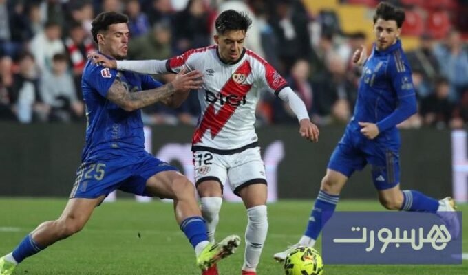 صورة للاعب إلياس أخوماش بقميص رايو فاييكانو على أرض الملعب