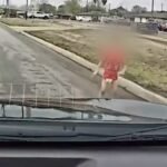 لحظات حرجة: سائقة تنقذ طفلاً تائهاً من قلب طريق مزدحم 2 صورة لسائقة تنقذ طفلاً صغيراً من وسط طريق مزدحم بالسيارات