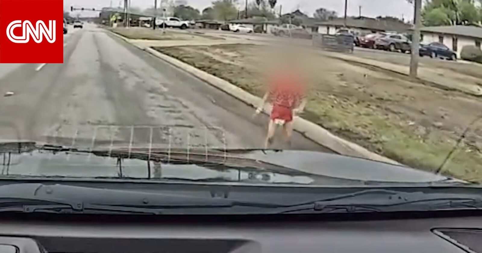 صورة لسائقة تنقذ طفلاً صغيراً من وسط طريق مزدحم بالسيارات