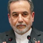 وزير الخارجية الإيراني عباس عراقجي يتحدث في مؤتمر صحفي حول التوترات الإقليمية وأمن الطاقة.