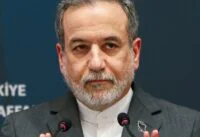 وزير الخارجية الإيراني عباس عراقجي يتحدث في مؤتمر صحفي حول التوترات الإقليمية وأمن الطاقة.