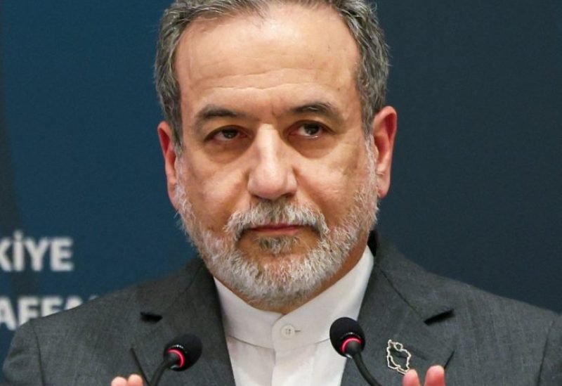 وزير الخارجية الإيراني عباس عراقجي يتحدث في مؤتمر صحفي حول التوترات الإقليمية وأمن الطاقة.