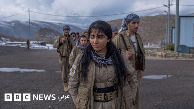 مقاتلون أكراد إيرانيون يشاركون في تدريب عسكري قرب أربيل، إقليم كردستان العراق.