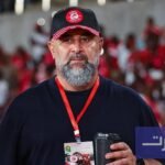 المدرب عبد الحق بنشيخة وشعار نادي اتحاد طنجة، يمثلان التغييرات الإدارية المرتقبة