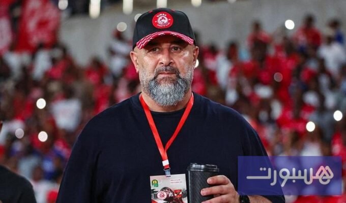 المدرب عبد الحق بنشيخة وشعار نادي اتحاد طنجة، يمثلان التغييرات الإدارية المرتقبة