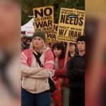 احتجاجات عارمة تجتاح مدن أمريكية رفضًا للحرب المحتملة على إيران 6 متظاهرون أمريكيون يحملون لافتات مناهضة للحرب على إيران في إحدى المدن الأمريكية.