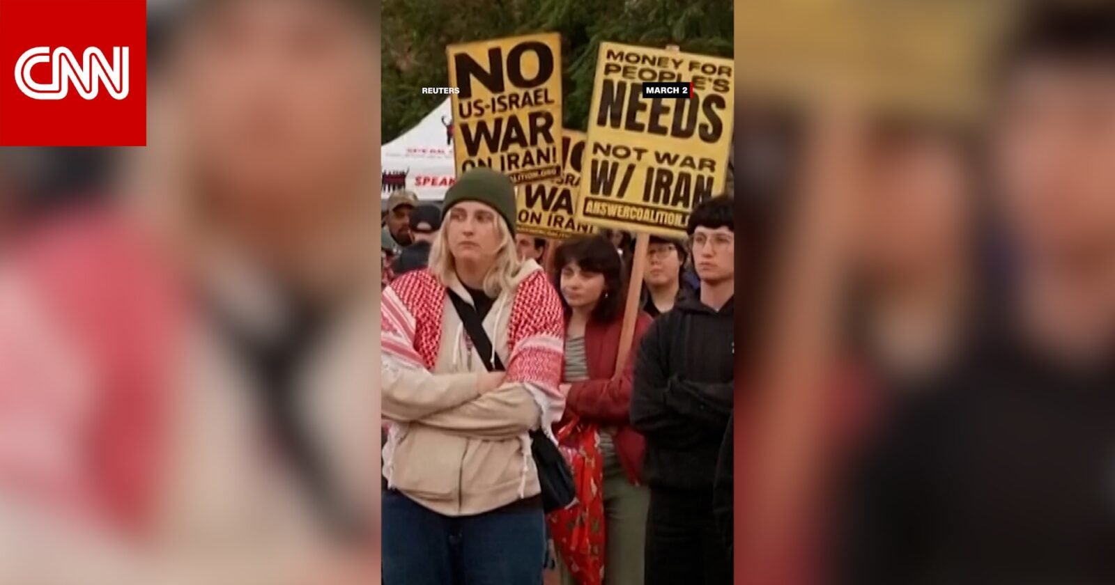 متظاهرون أمريكيون يحملون لافتات مناهضة للحرب على إيران في إحدى المدن الأمريكية.