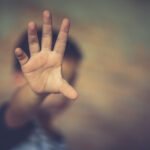 صورة توضيحية لأطفال يغادرون المدرسة مع إشارة إلى ضرورة الحذر من الغرباء.