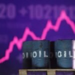 برميل نفط خام مع خريطة الشرق الأوسط في الخلفية ترمز لتأثير الصراع على الإمدادات العالمية.