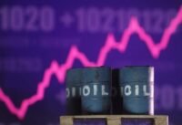 برميل نفط خام مع خريطة الشرق الأوسط في الخلفية ترمز لتأثير الصراع على الإمدادات العالمية.