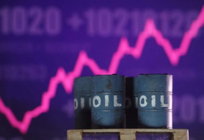 برميل نفط خام مع خريطة الشرق الأوسط في الخلفية ترمز لتأثير الصراع على الإمدادات العالمية.