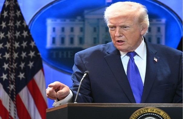 الرئيس الأمريكي دونالد ترامب يتحدث للصحفيين في البيت الأبيض