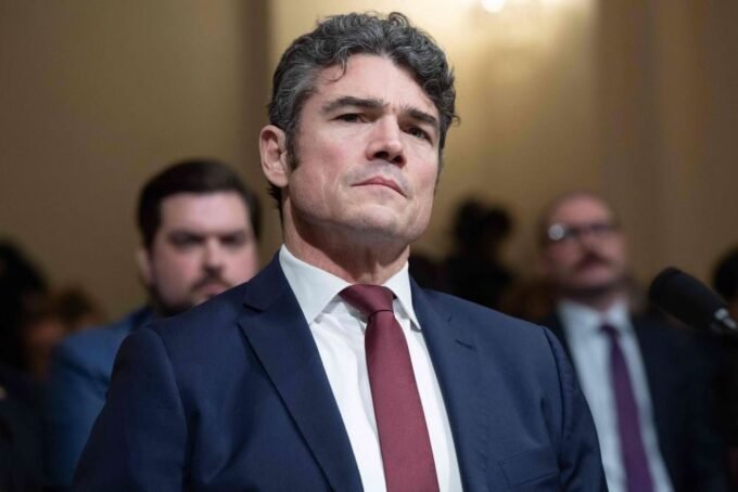 صورة لمدير المركز الأمريكي لمكافحة الإرهاب المستقيل أو رمز يمثل التوتر بين الولايات المتحدة وإيران وإسرائيل.