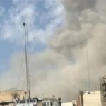 صورة تظهر تصاعد الدخان وألسنة اللهب من منشأة في منطقة المعامير بالبحرين بعد استهدافها.