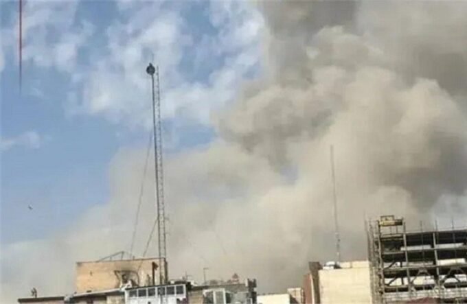 صورة تظهر تصاعد الدخان وألسنة اللهب من منشأة في منطقة المعامير بالبحرين بعد استهدافها.