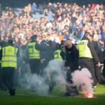 مشجعو رينجرز وسلتيك يتشاجرون على أرض الملعب بعد مباراة كأس اسكتلندا