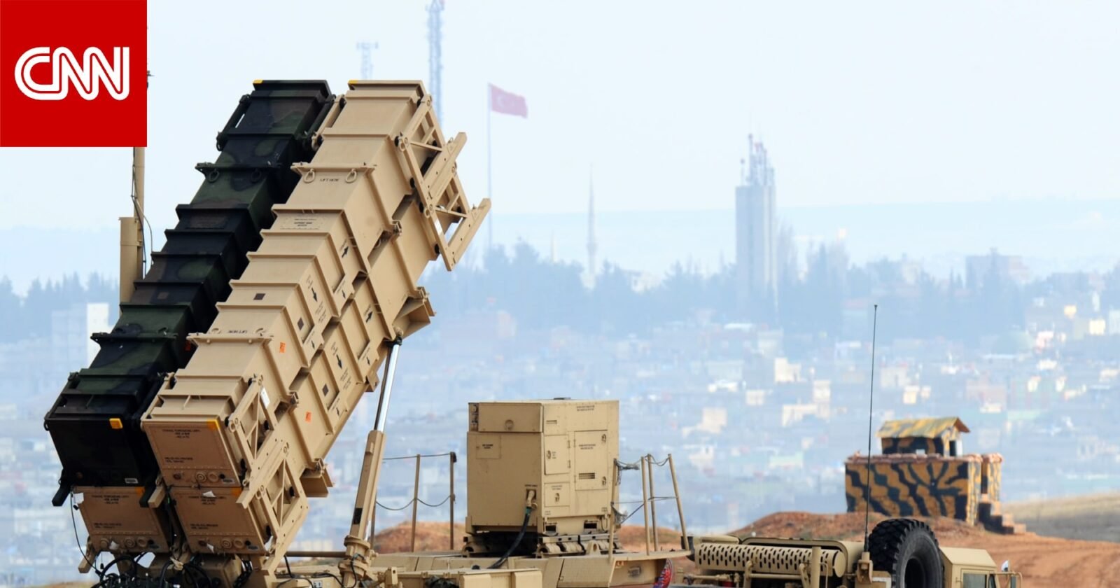 نظام دفاع جوي يعترض صاروخاً باليستياً في سماء الليل