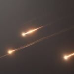 صورة تظهر صاروخاً يتم اعتراضه في سماء ليلية فوق تركيا، مع أضواء الانفجار وشظايا متناثرة.