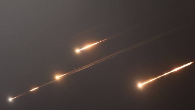 صورة تظهر صاروخاً يتم اعتراضه في سماء ليلية فوق تركيا، مع أضواء الانفجار وشظايا متناثرة.