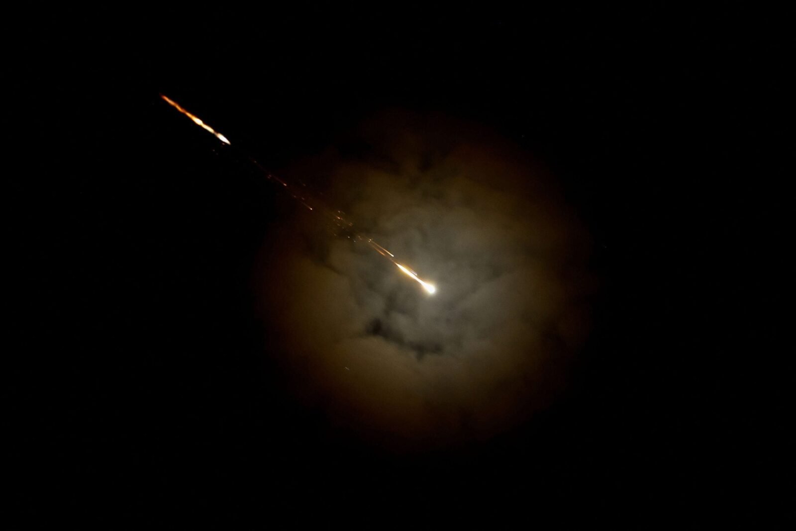 صورة تعبيرية لأخبار عالمية متنوعة تظهر خرائط ومؤشرات جيوسياسية