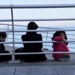 امرأة وأطفال نازحون يحتمون بكورنيش بيروت البحري وسط تصعيد عسكري بين حزب الله وإسرائيل.