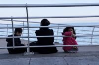 امرأة وأطفال نازحون يحتمون بكورنيش بيروت البحري وسط تصعيد عسكري بين حزب الله وإسرائيل.