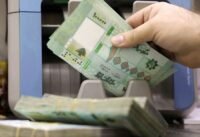 صورة توضيحية للعملة اللبنانية (الليرة) مع رسوم بيانية تظهر تراجع الاقتصاد، تعكس الأزمة المالية في لبنان.