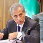 صورة لرئيس الوزراء الأردني جعفر حسان يتحدث في جلسة لمجلس النواب حول الأمن الغذائي والطاقي.