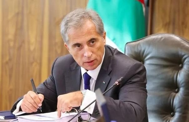 صورة لرئيس الوزراء الأردني جعفر حسان يتحدث في جلسة لمجلس النواب حول الأمن الغذائي والطاقي.