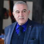 صورة لعزيز أخنوش رئيس الحكومة المغربية، تعكس التقدير الملكي لجهوده السياسية والحكومية.