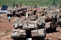 صورة جوية تظهر الحدود اللبنانية الإسرائيلية مع تصاعد الدخان من غارات جوية محتملة.