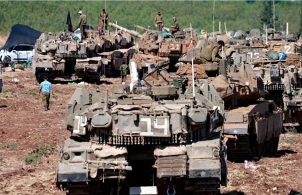 صورة جوية تظهر الحدود اللبنانية الإسرائيلية مع تصاعد الدخان من غارات جوية محتملة.