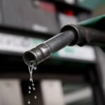 براميل نفط تتأثر بالتقلبات العالمية وخريطة المغرب ترمز للاقتصاد الوطني