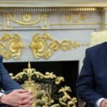 الرئيس الأمريكي دونالد ترامب يتحدث في مؤتمر صحفي حول التطورات في الشرق الأوسط، مع خلفية أعلام.